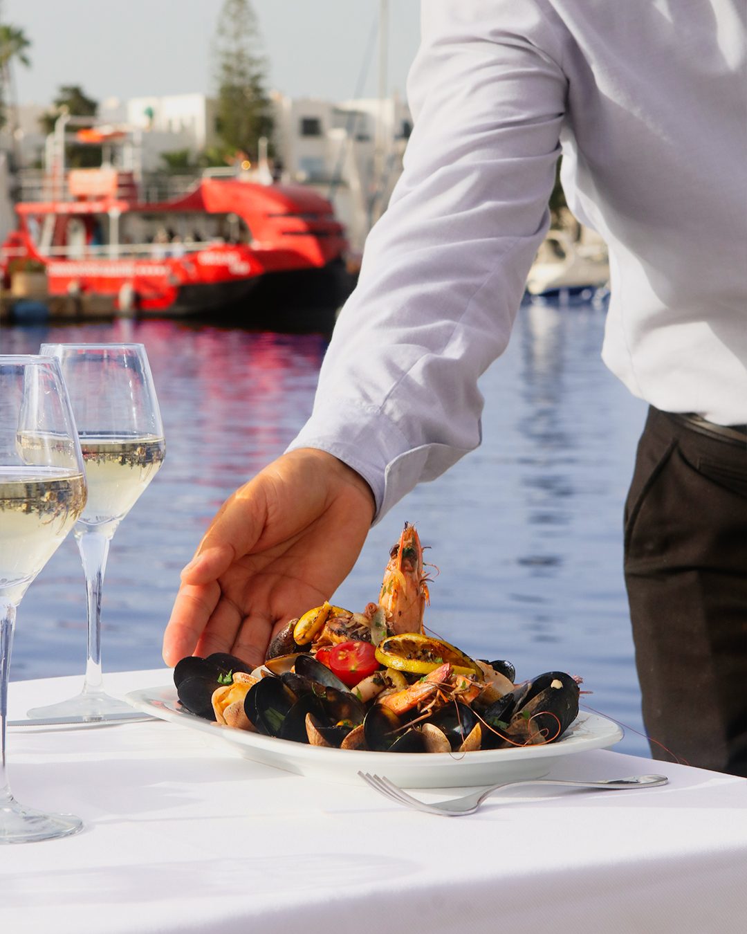 Service en salle, face au port